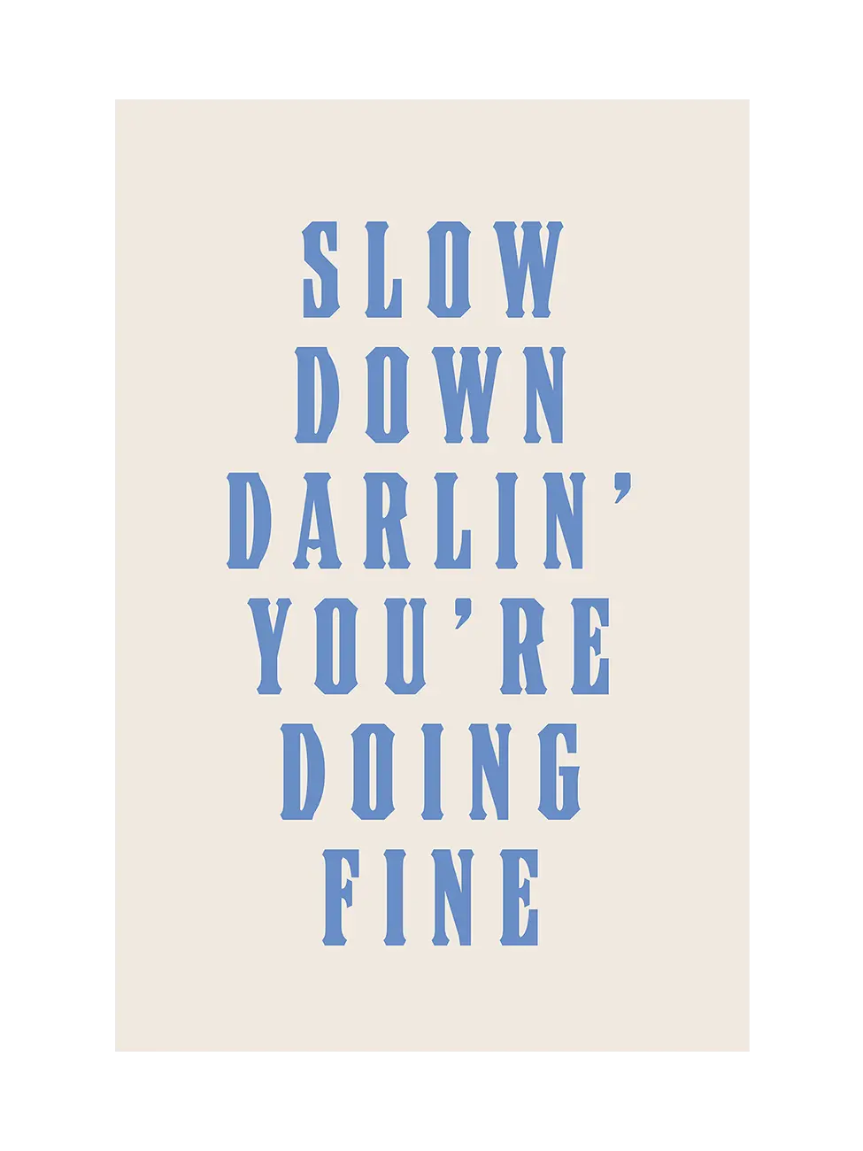 Типографски арт принт с надпис Slow Down Darlin’ You’re Doing Fine в светлосини букви върху топъл неутрален фон.